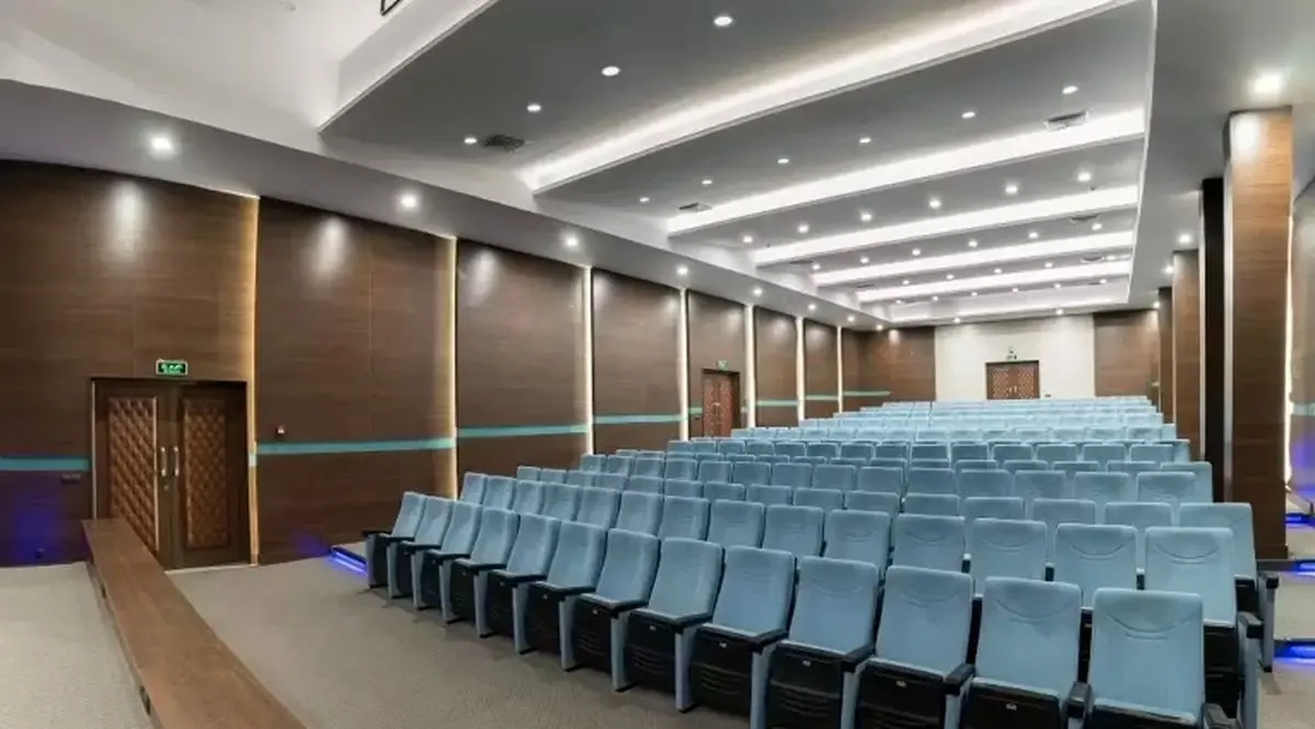 راهنمای انتخاب صندلی سینما + صندلی همایش استاندارد برای سالن‌ های نمایشی