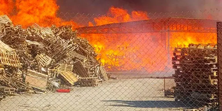 آتش‌سوزی در انبار شرکت زمزم اصفهان مهار شد
