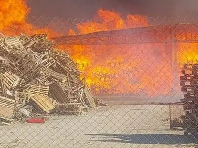 آتش‌سوزی در انبار شرکت زمزم اصفهان مهار شد