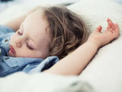 علت عرق کردن زیاد بدن کودکان و دلایل بوی بد آن