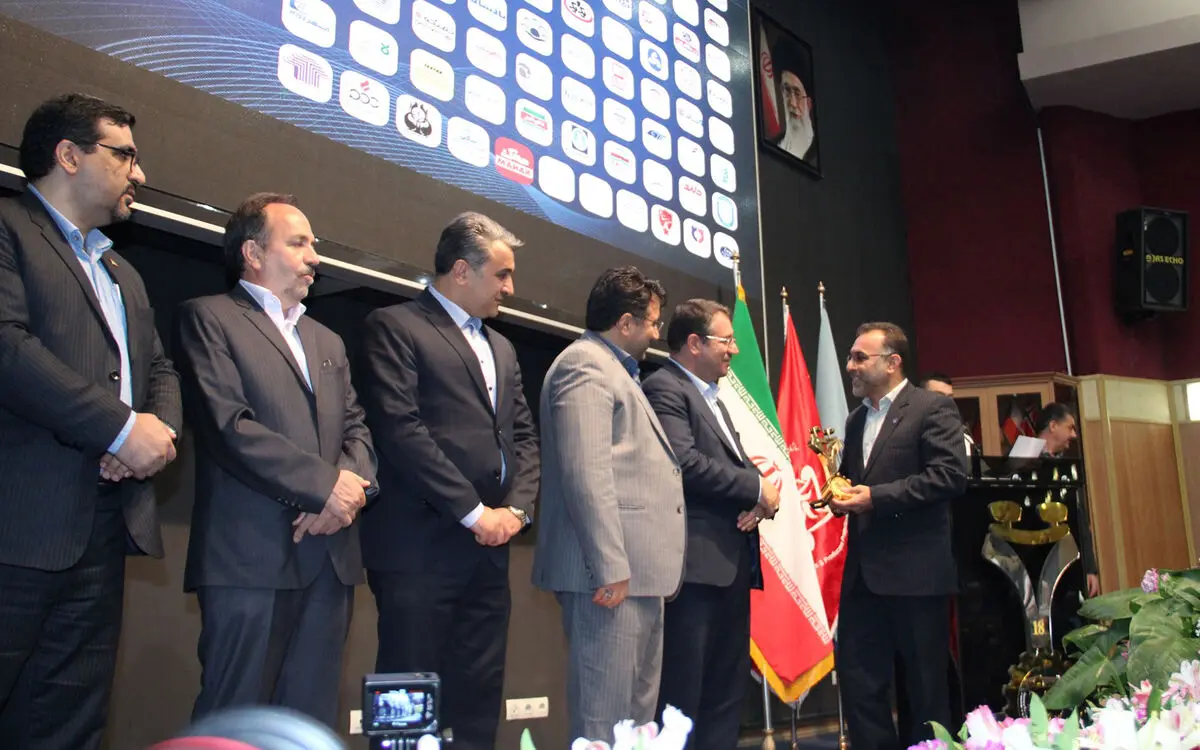 ذوب آهن اصفهان تندیس طلایی رعایت حقوق مصرف‌کنندگان را کسب کرد