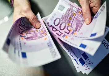 نرخ فروش دلار ۱۲۷۰۰ تومان اعلام شد/ یورو در آستانه ورود به کانال ۱۴ هزار تومان