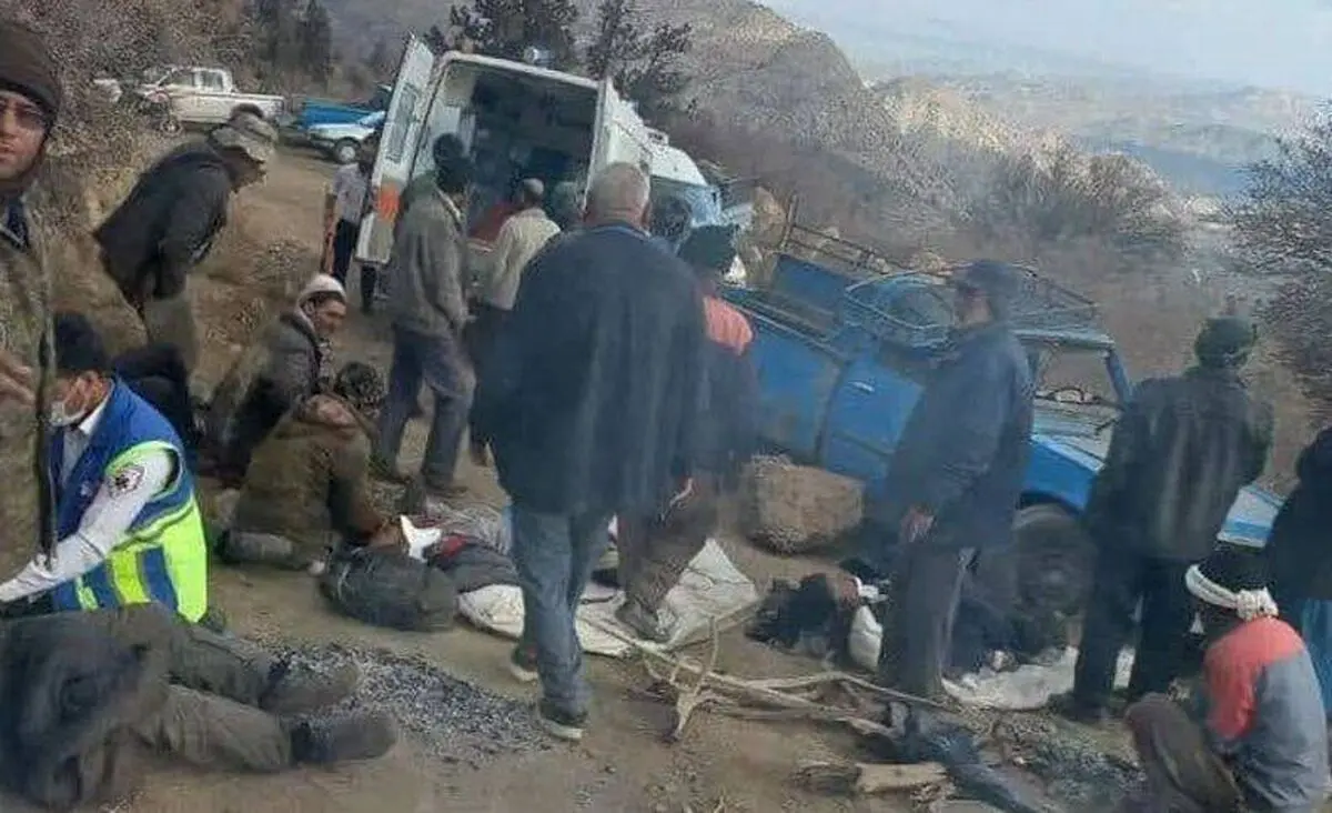 ۱۳ زخمی بر اثر واژگونی وانت بار حامل کارگران معدن در بافت