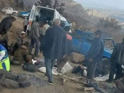 ۱۳ زخمی بر اثر واژگونی وانت بار حامل کارگران معدن در بافت