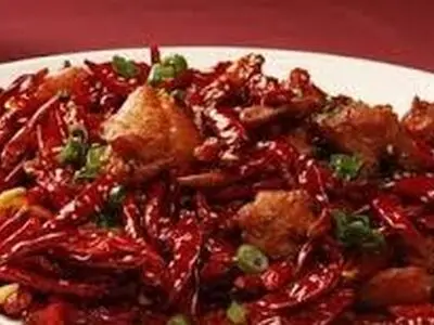 وقتی غذای تند می‌خوریم دقیقاً چه اتفاقی در بدن مان می‌افتد؟ 