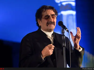 شهرام ناظری با فردوسی در پاریس روی صحنه رفت+فیلم