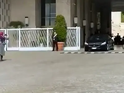 عزیمت وزیر امورخارجه به محل گفتگوهای غیرمستقیم در رم + فیلم