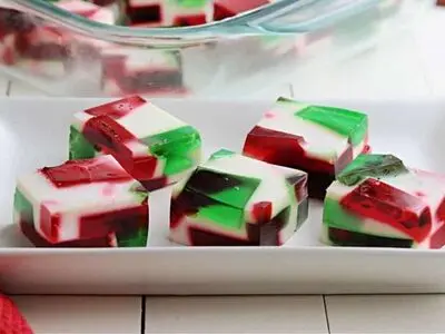 طرز تهیه ژله‌ی خرده شیشه با قلب‌های عاشقانه