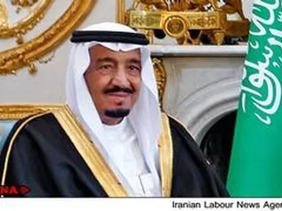الملک السعودی یعفی مقرن بن عبد العزیز وسعود الفیصل