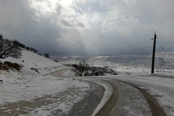 جاده های شمالی خراسان رضوی برفی و لغزنده است