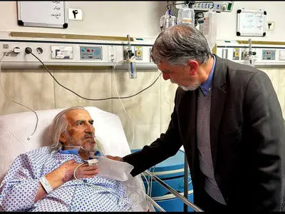 عیادت مسئولان وزارت فرهنگ و ارشاد اسلامی از فریدون شهبازیان