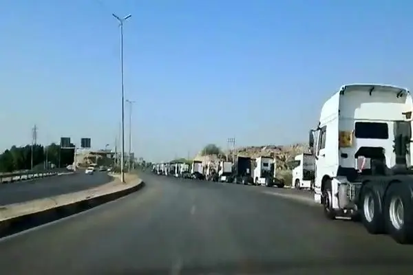 رژه کامیون‌داران بندرعباس به یاد جانباختگان حادثه بندر شهید رجایی + فیلم