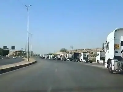 رژه کامیون‌داران بندرعباس به یاد جانباختگان حادثه بندر شهید رجایی + فیلم