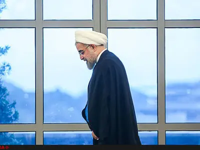 شانس روحانی بیش از سایر نامزدها است/ احتمال کناره‌گیری رییسی در دقایق آخر