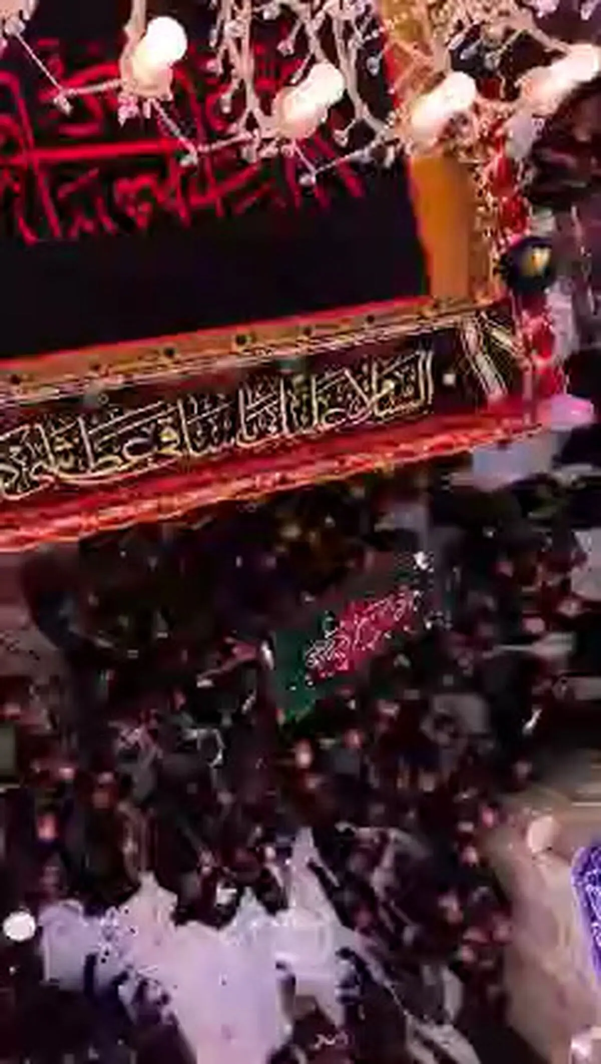 نمایی خاص از طواف پیکر رهبر شهید انقلاب  بر گرد ضریح حضرت اباالفضل العباس(ع) + فیلم