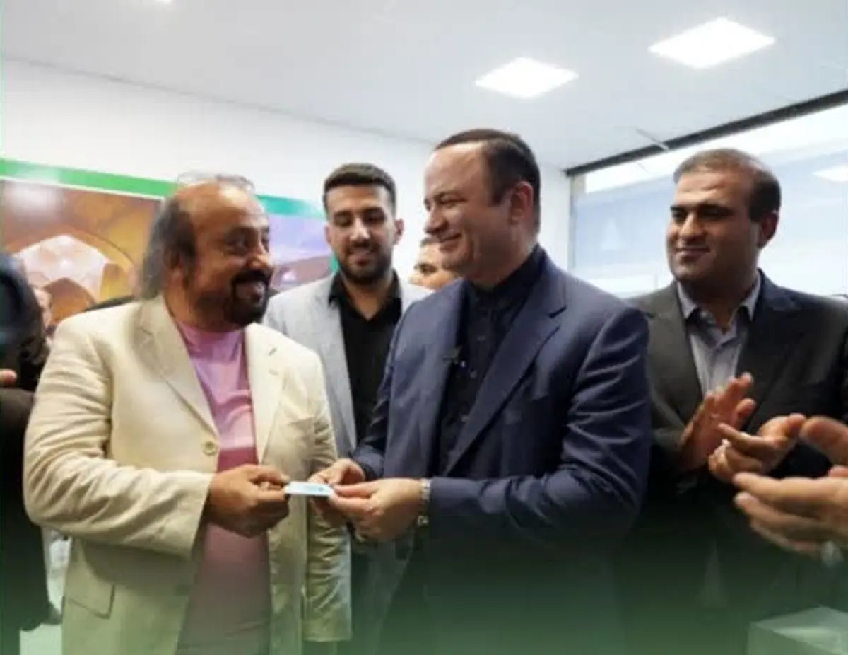 نخستین دفتر خدمات هوشمند مناطق آزاد در ارس افتتاح شد/ اولین گردشگر خارجی کارت مناطق آزاد ایران را دریافت کرد