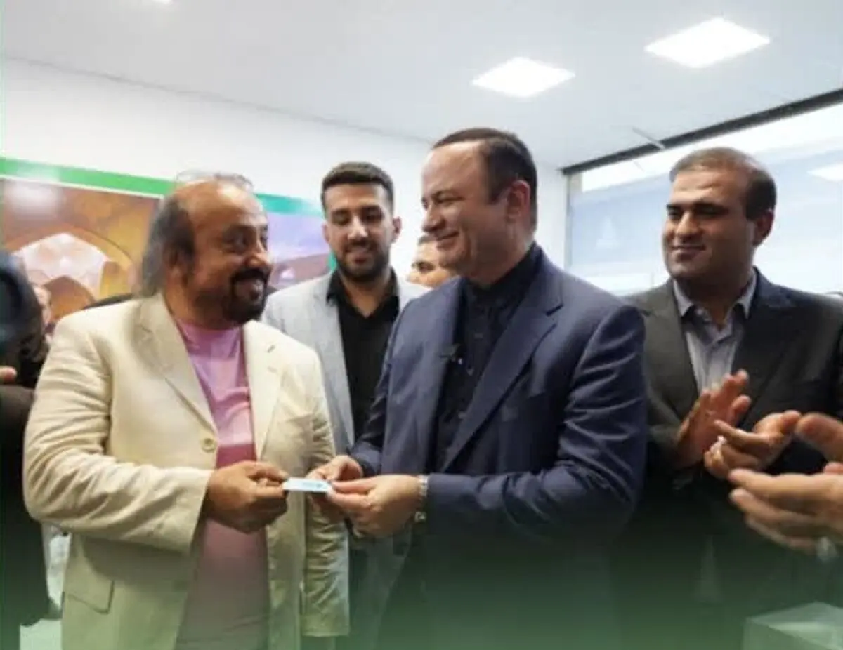 نخستین دفتر خدمات هوشمند مناطق آزاد در ارس افتتاح شد/ اولین گردشگر خارجی کارت مناطق آزاد ایران را دریافت کرد