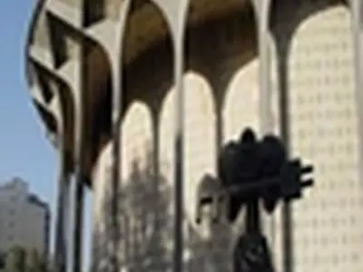 محوطه پیرامون تئاترشهر فرهنگی‌تر می‌شود