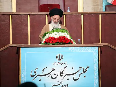 ما درس مردمی بودن و وظیفه‌مداری را از امام(ره) آموختیم