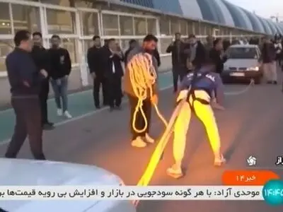 جوان شیرازی رکورد گینس را با کشیدن ۱۶ اتومبیل شکست + فیلم