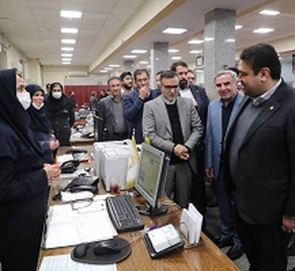 سرپرست بانک ملی ایران در بازدید از صرافی ملی و شعبه مستقل فردوسی؛ روند مبادلات ارز را در واحدهای بانک با قیمت‌های مصوب بانک مرکزی مورد بررسی و ارزیابی قرار داد