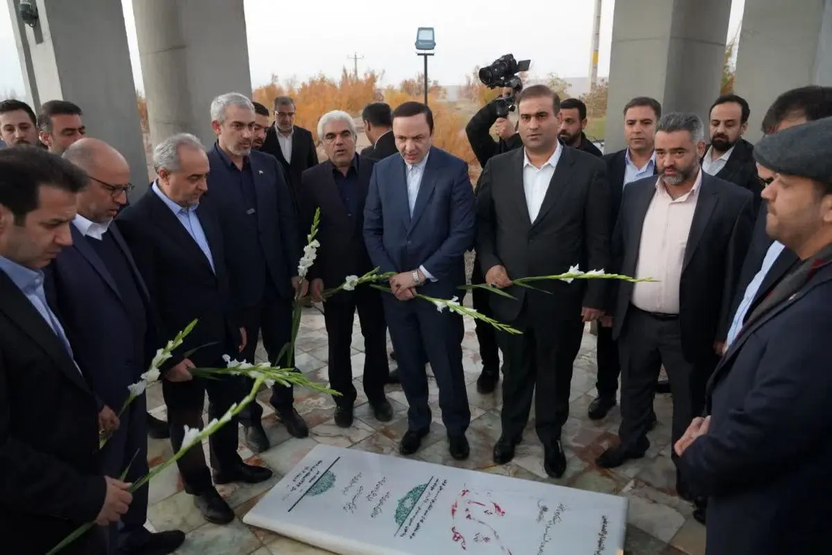 وزیر اقتصاد و دبیر شورایعالی مناطق آزاد به ارس سفر کرد