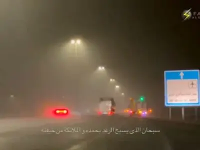 برخورد صاعقه با پایه برق در شمال جده عربستان + فیلم