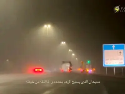 برخورد صاعقه با پایه برق در شمال جده عربستان + فیلم