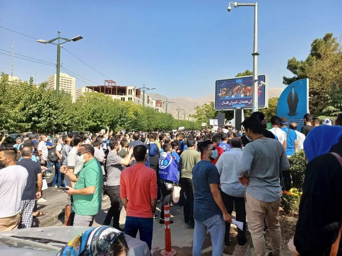 تجمع هواداران استقلال مقابل وزارت ورزش/ اعتراض به مددی و حمایت از مجیدی
