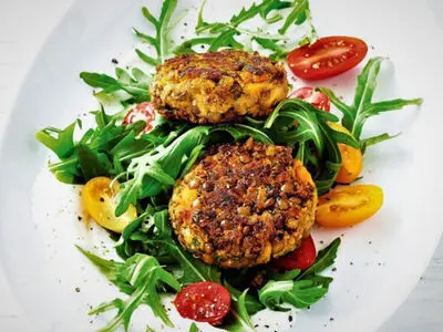 طرز تهیه کتلت عدس با ماست یونانی