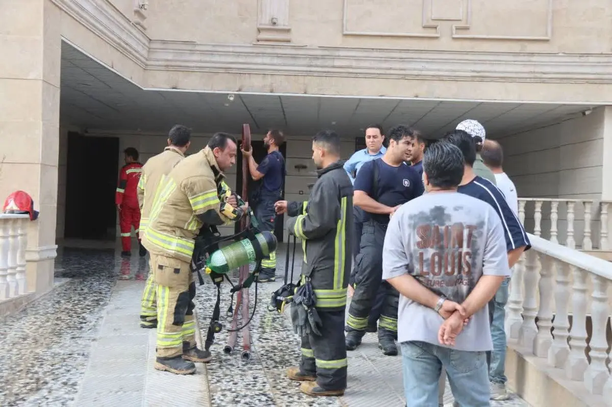 نجات ۵ نفر از حریق مجتمع مسکونی در بلوار سرداران شیراز