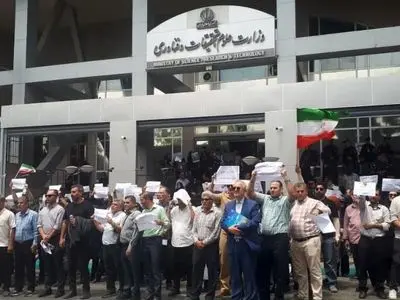تجمع کارمندان دانشگاه‌ها در اعتراض به وضعیت شغلی و معیشتی