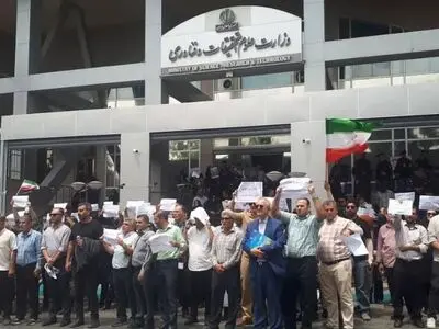 تجمع کارمندان دانشگاه‌ها در اعتراض به وضعیت شغلی و معیشتی