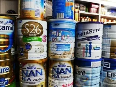 احتکار بیش از ۳ هزار قوطی انواع شیر خشک در یک داروخانه در بندرانزلی