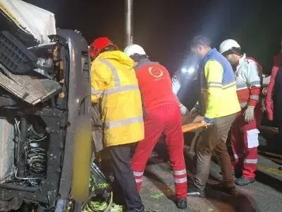 تصادف زنجیره‌ای ۱۴ خودرو در محور مرودشت- شیراز  ۳۲ مصدوم برجای گذاشت