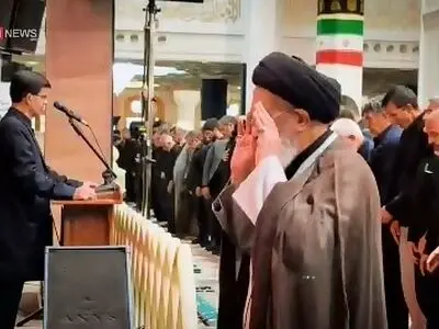 اقامه نماز جماعت باشکوه ظهر عاشورا در حرم حضرت معصومه(س) + فیلم
