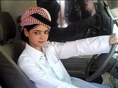 شگرد عجیب زنان عربستان برای رانندگی+ تصاویر