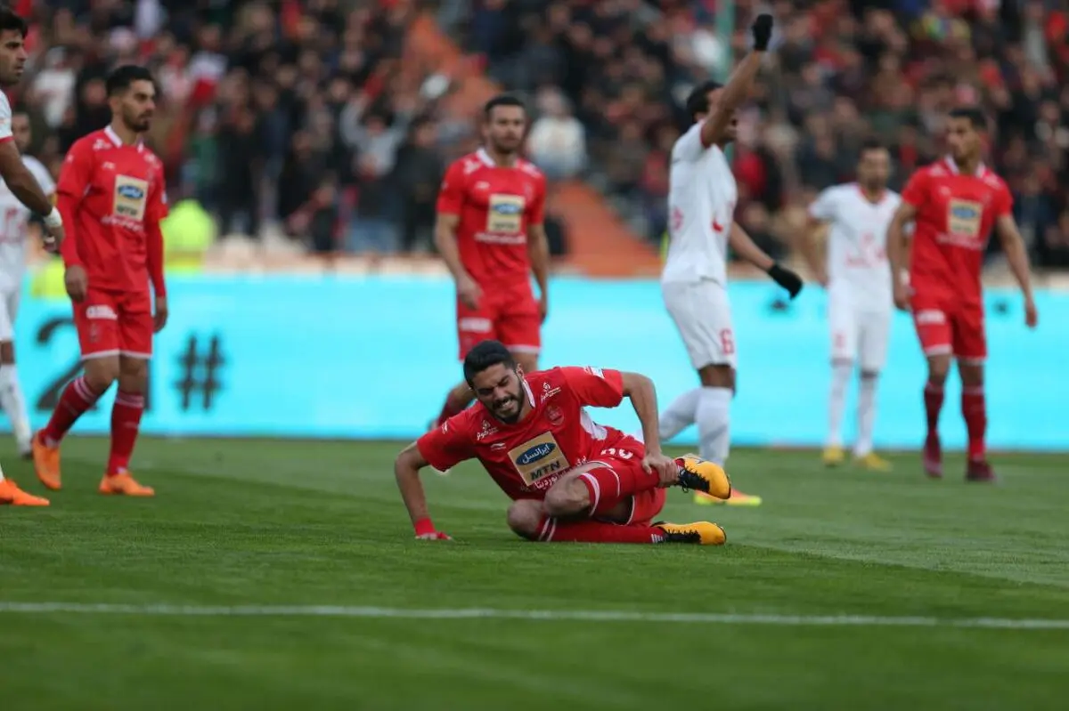برگزاری بازی پرسپولیس و فولاد با پانزده دقیقه تاخیر