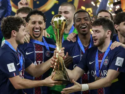 جشن قهرمانی بازیکنان پی‌اس‌جی در رختکن