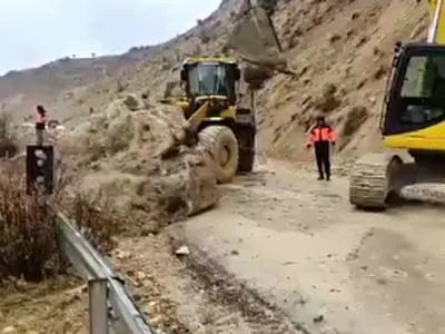 محور اردل- دوازده امام پس از ۱۲ ساعت تلاش راهداران  چهارمحال و بختیاری بازگشایی شد