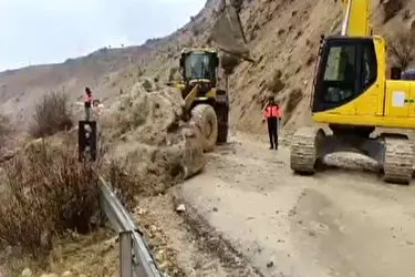 محور اردل- دوازده امام پس از ۱۲ ساعت تلاش راهداران  چهارمحال و بختیاری بازگشایی شد