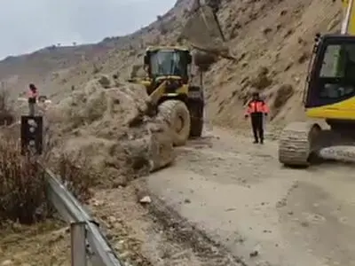 محور اردل- دوازده امام پس از ۱۲ ساعت تلاش راهداران  چهارمحال و بختیاری بازگشایی شد