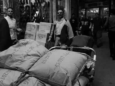 کمرهای خمیده کارگران/ هیچ کس به فکر باربران بازار نیست!