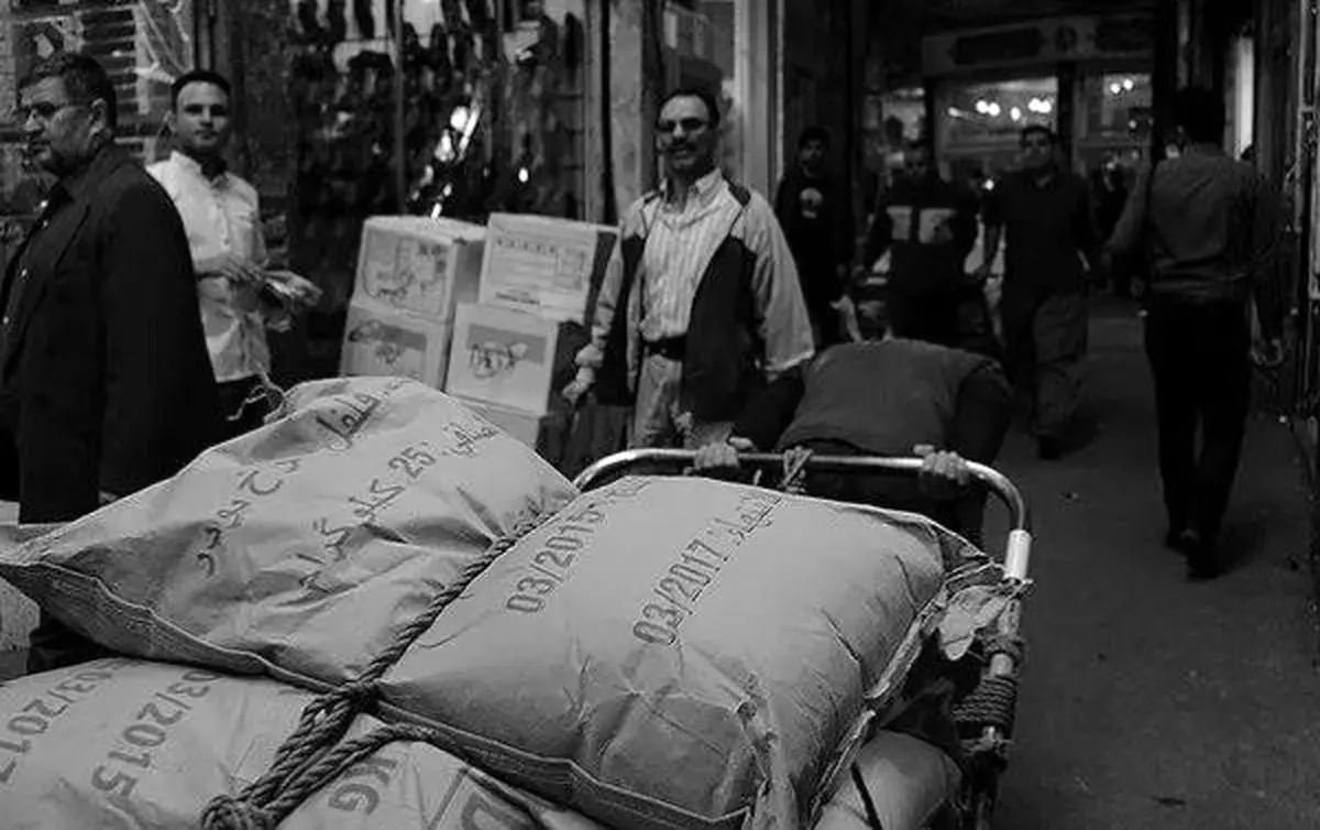 کمرهای شکسته زیر بار/ کسی به فکر باربران بازار نیست!