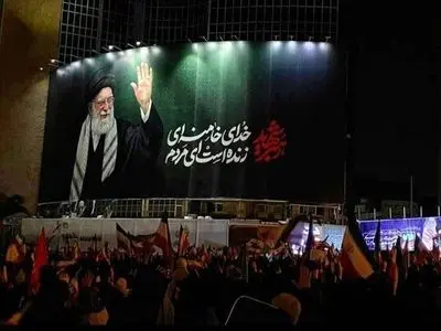 «رهبر شهید» روی دیوارنگاره میدان ولیعصر (عج) نقش بست