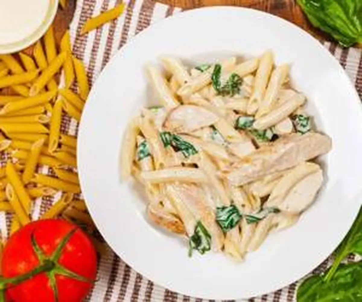 طرز تهیه پاستا با سس آلفردو و مرغ با اصول حرفه ای