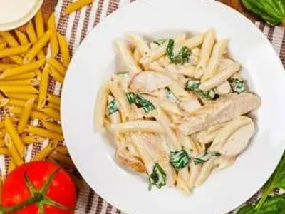 طرز تهیه پاستا با سس آلفردو و مرغ با اصول حرفه ای