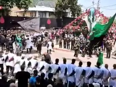 آیین سنتی کمر به کمر رامیانی‌ها در عاشورای حسینی + فیلم