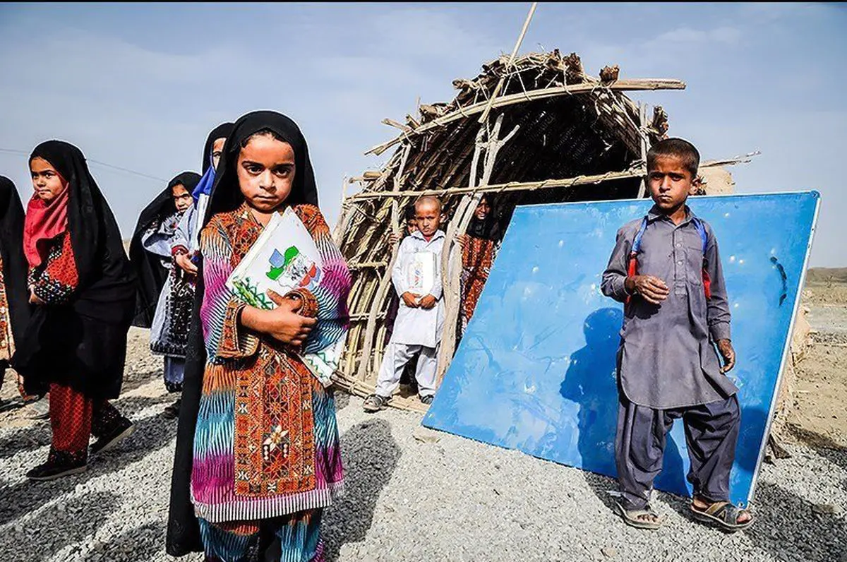 دانش آموزان فاقد مدارک هویتی از تحصیل محرومند/خانواده ها با یارانه برای فرزندان شان کفش میخرند