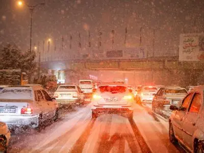 گیرکردن ماشین برف روبی شهرداری در برف/فیلم